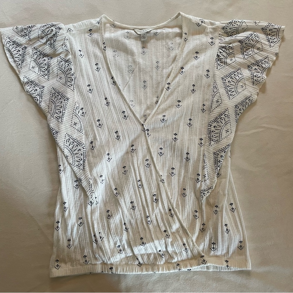 Lucky Brand women’s cap sleeve top Size small white with blue design